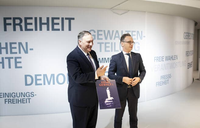 Bundesaussenminister Heiko Maas, SPD, und US Aussenminister Mike Pompeo besuchen das Zeitgeschichtlichen Forum in Leipzig. Hier im Gespraech mit Zeitzeugen. 07.11.2019 Leipzig Deutschland