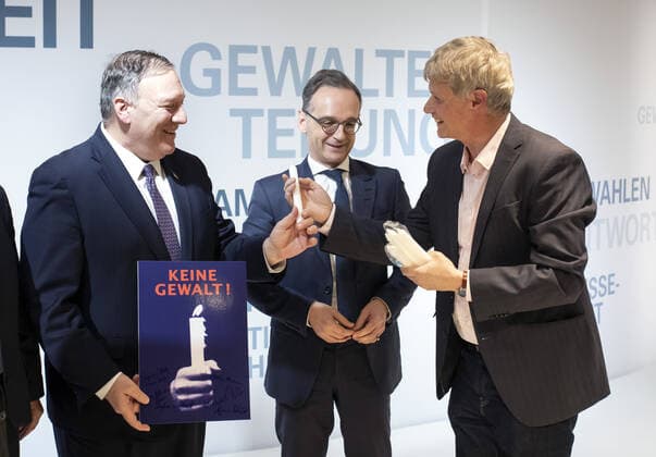 Bundesaussenminister Heiko Maas, SPD, und US Aussenminister Mike Pompeo besuchen das Zeitgeschichtlichen Forum in Leipzig. Hier im Gespraech mit Zeitzeugen. 07.11.2019 Leipzig Deutschland