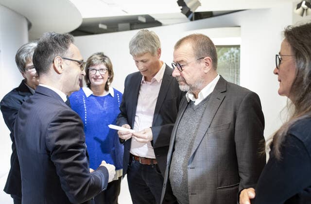 Bundesaussenminister Heiko Maas, SPD, und US Aussenminister Mike Pompeo besuchen das Zeitgeschichtlichen Forum in Leipzig. Hier im Gespraech mit Zeitzeugen. 07.11.2019 Leipzig Deutschland