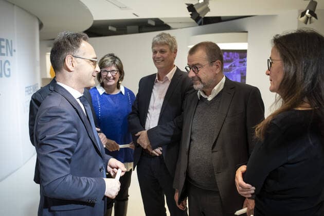 Bundesaussenminister Heiko Maas, SPD, und US Aussenminister Mike Pompeo besuchen das Zeitgeschichtlichen Forum in Leipzig. Hier im Gespraech mit Zeitzeugen. 07.11.2019 Leipzig Deutschland
