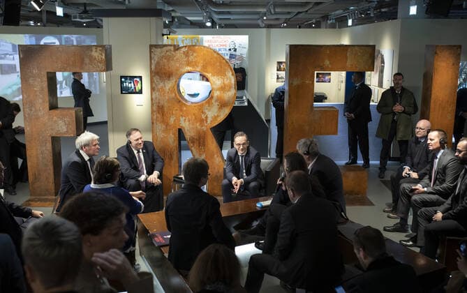 Bundesaussenminister Heiko Maas, SPD, und US Aussenminister Mike Pompeo besuchen das Zeitgeschichtlichen Forum in Leipzig. Hier im Gespraech mit Zeitzeugen. 07.11.2019 Leipzig Deutschland