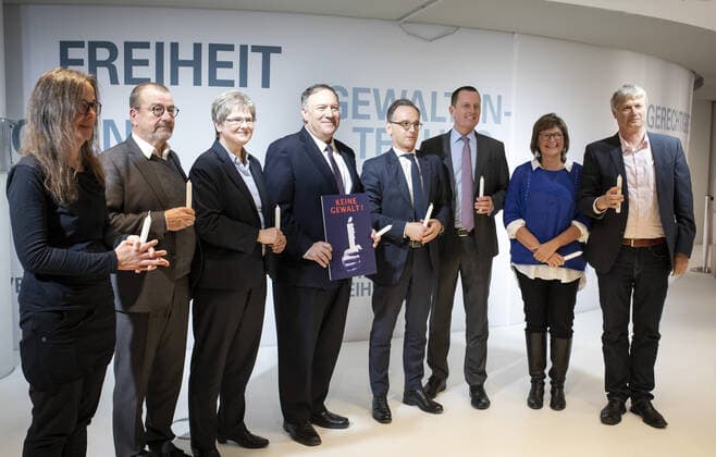Bundesaussenminister Heiko Maas, SPD, und US Aussenminister Mike Pompeo besuchen das Zeitgeschichtlichen Forum in Leipzig. Hier im Gespraech mit Zeitzeugen. 07.11.2019 Leipzig Deutschland