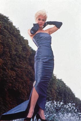 Regina auf den Stufen, Fernsehserie, Deutschland 1992, Regie: Bernd Fischerauer, Folge: Alles wechselt - nichts vergeht , Darsteller: Katja Riemann Copyright: KPA Nur redaktionelle Nutzung. Editorial usage only. UnitedArchives55000578 !ACHTUNG AUFNAHMEDATUM GESCHÄTZT!