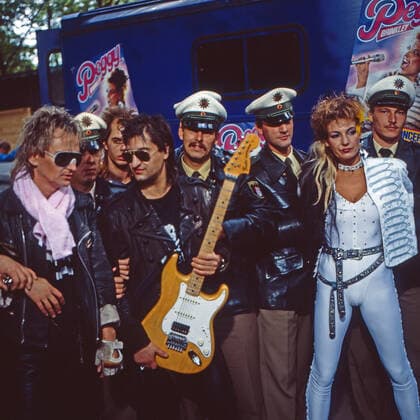 Das Erbe der Guldenburgs, Fernsehserie, Deutschland 1986 - 1988, Folge: Der neue Anfang , Darsteller: Ute Lemper als Sängerin mit Band Copyright: KPA Nur redaktionelle Nutzung. Editorial usage only. UnitedArchives55000686 !ACHTUNG AUFNAHMEDATUM GESCHÄTZT!