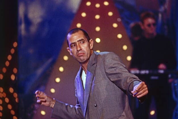Stephan Remmler, deutscher Sänger, in der TV-Show Peters Musikrevue , Deutschland ca. 1992. German singer Stephan Remmler performing in German TV, Germany ca. 1992. Copyright: KPA Nur redaktionelle Nutzung. Editorial usage only. UnitedArchives55001046 !ACHTUNG AUFNAHMEDATUM GESCHÄTZT!