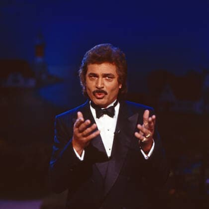 Engelbert, britischer Sänger, bei einem Auftritt in Deutschland, 1980er Jahre. British singer Engelbert performing in Germany, 1980s. Copyright: KPA Nur redaktionelle Nutzung. Editorial usage only. UnitedArchives55001176 !ACHTUNG AUFNAHMEDATUM GESCHÄTZT!