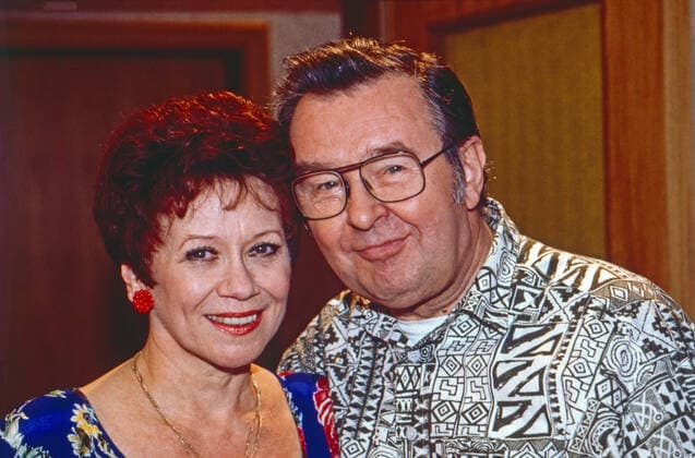 Mit einem Bein im Grab, Fernsehserie, Deutschland 1996 - 1998, Folge: Rette sich, wer kann, Darsteller: Lotti Krekel, Ernst H. Hilbich Copyright: KPA Nur redaktionelle Nutzung. Editorial usage only. UnitedArchives55002017 !ACHTUNG AUFNAHMEDATUM GESCHÄTZT!