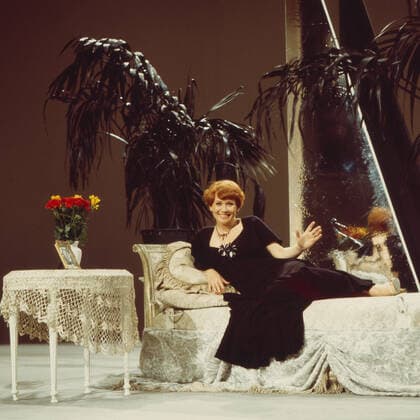 Lotti Krekel, deutsche Schauspielerin und Sängerin, räkelt sich mondän auf einem Sofa, Deutschland ca. 1978. German actress and singer Lotti Krekel lounging on a sofa, Germany ca. 1978. Copyright: KPA Nur redaktionelle Nutzung. Editorial usage only. UnitedArchives55002295 !ACHTUNG AUFNAHMEDATUM GESCHÄTZT!