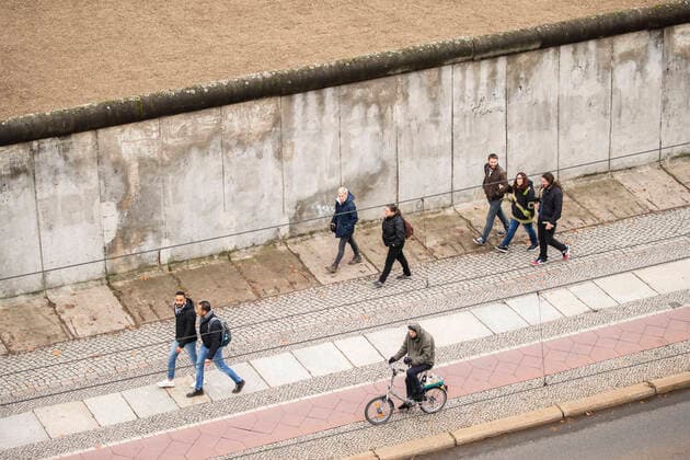Besucher bei der Gedenkstaette Berliner Mauer an der Bernauer Strasse in Berlin am 7. November 2019. Am 9. November feiert Berlin den 30. Jahrestag seit dem Fall der Mauer. 30. Jahre Mauerfall in Berlin *** Visitors to the Berlin Wall Memorial on Bernauer Strasse in Berlin on 7 November 2019 On 9 November, Berlin celebrates 30 years since the fall of the Berlin Wall 30 years since the fall of the Berlin Wall in Berlin