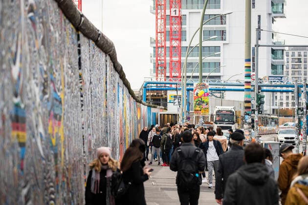 Menschen laufen an der East Side Gallery in Berlin am 7. November 2019. Am 9. November feiert Berlin den 30. Jahrestag seit dem Fall der Mauer. 30. Jahre Mauerfall in Berlin