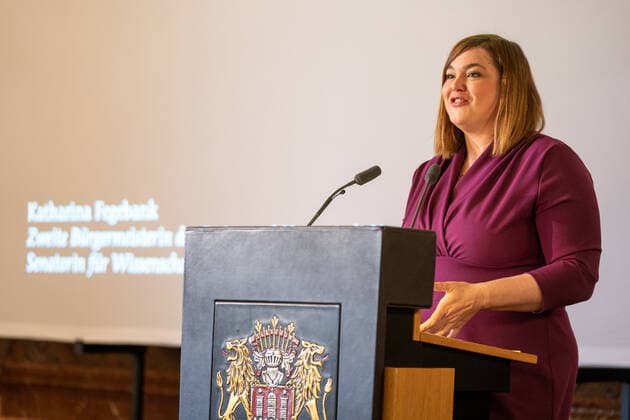 Verleihung Hamburger Wissenschaftspreis 2019 im Rathaus durch die Akademie der Wissenschaften Hamburg an Dr. Jutta Gärtner - Wissenschaftssenatorin Katharina Fegebank hält die Begrüssungsrede;Verleihung Hamburger Wissenschaftspreis 2019 im Rathaus durch die Akademie der Wissenschaften Hamburg an Dr. Jutta Gärtner -,