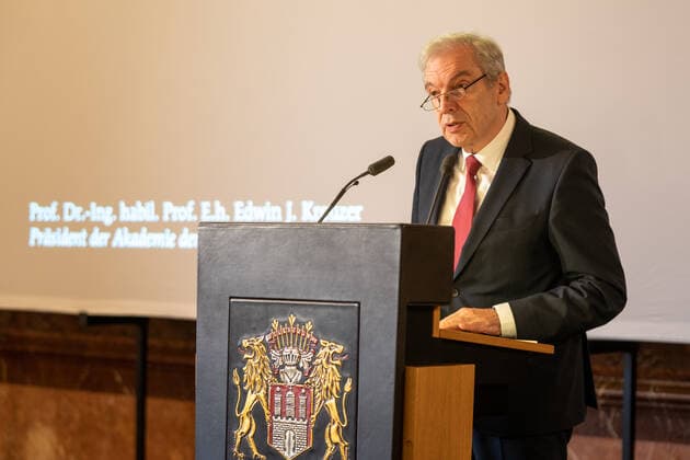 Verleihung Hamburger Wissenschaftspreis 2019 im Rathaus durch die Akademie der Wissenschaften Hamburg an Dr. Jutta Gärtner - Prof. Dr. Edwin J. Kreuzer, Präsident der Akademie der Wissenschaften, spricht zu den Anwesenden;Verleihung Hamburger Wissenschaftspreis 2019 im Rathaus durch die Akademie der Wissenschaften Hamburg an Dr. Jutta Gärtner -,
