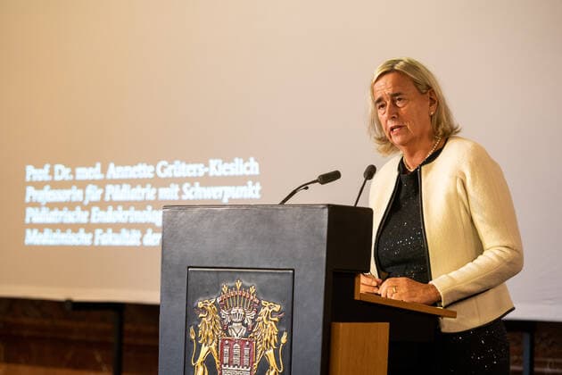Verleihung Hamburger Wissenschaftspreis 2019 im Rathaus durch die Akademie der Wissenschaften Hamburg an Dr. Jutta Gärtner - Prof. Dr. Annette Grüters-Kieslich vom Universitäts-klinikum Heidelberg hält die Laudatio;Verleihung Hamburger Wissenschaftspreis 2019 im Rathaus durch die Akademie der Wissenschaften Hamburg an Dr. Jutta Gärtner -,