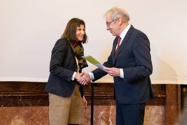 Verleihung Hamburger Wissenschaftspreis 2019 im Rathaus durch die Akademie der Wissenschaften Hamburg an Dr. Jutta Gärtner - Die Preisträgerin bekommt die Urkunde übergeben von Edwin J. Kreuzer, Präsident der Akademie der Wissenschaften;Verleihung Hamburger Wissenschaftspreis 2019 im Rathaus durch die Akademie der Wissenschaften Hamburg an Dr. Jutta Gärtner -,