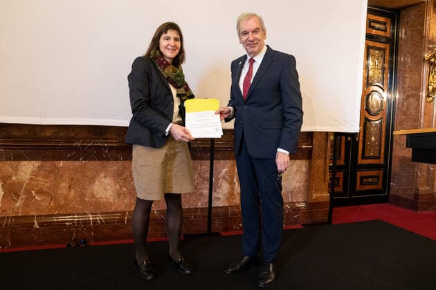 News Bilder des Tages Verleihung Hamburger Wissenschaftspreis 2019 im Rathaus durch die Akademie der Wissenschaften Hamburg an Dr. Jutta Gärtner - Die Preisträgerin bekommt die Urkunde übergeben von Edwin J. Kreuzer, Präsident der Akademie der Wissenschaften;Verleihung Hamburger Wissenschaftspreis 2019 im Rathaus durch die Akademie der Wissenschaften Hamburg an Dr. Jutta Gärtner -,