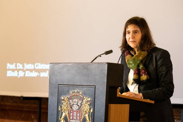 Verleihung Hamburger Wissenschaftspreis 2019 im Rathaus durch die Akademie der Wissenschaften Hamburg an Dr. Jutta Gärtner - Die Preisträgerin hält ihre Dankesrede;Verleihung Hamburger Wissenschaftspreis 2019 im Rathaus durch die Akademie der Wissenschaften Hamburg an Dr. Jutta Gärtner -,