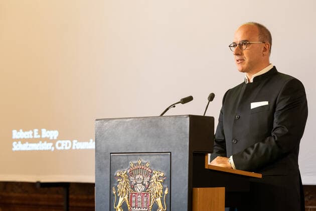 Verleihung Hamburger Wissenschaftspreis 2019 im Rathaus durch die Akademie der Wissenschaften Hamburg an Dr. Jutta Gärtner - Robert E. Bopp, Betroffenenvertreter, Schatzmeister CFD Foundation e.V. hält eine Rede;Verleihung Hamburger Wissenschaftspreis 2019 im Rathaus durch die Akademie der Wissenschaften Hamburg an Dr. Jutta Gärtner -,