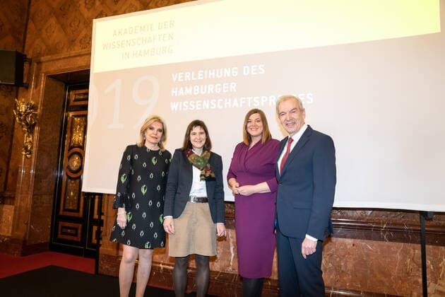 Verleihung Hamburger Wissenschaftspreis 2019 im Rathaus durch die Akademie der Wissenschaften Hamburg an Dr. Jutta Gärtner - Eva-Maria Greve, Dr. Jutta Gärtner, Katharina Fegebank, Edwin J. Kreuzer (von links) beim Abschlussfoto;Verleihung Hamburger Wissenschaftspreis 2019 im Rathaus durch die Akademie der Wissenschaften Hamburg an Dr. Jutta Gärtner -,