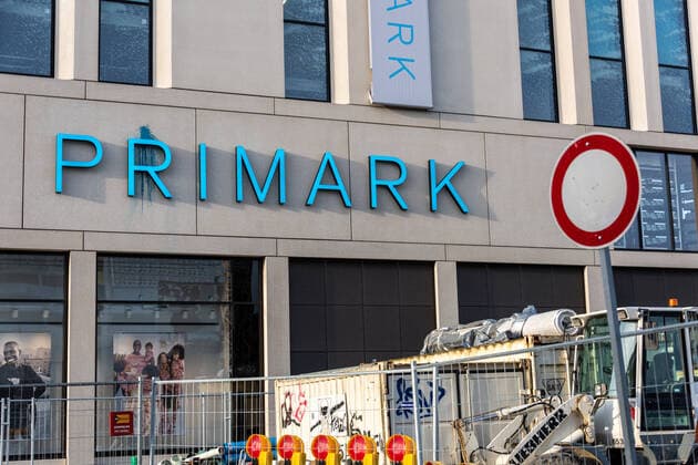 Kiel, Deutschland, 8. Nov. 2019 - Demonstration der BUND-Jugend vor der kürzlich eröffneten Filiale von PRIMARK gegen die Produktion des billig-Warensortiments die nur unter problematischen Umwelt- und Arbeitsbedingungen möglich ist Schleswig-Holstein Deutschland