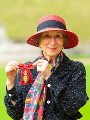 Berühmte Feministinnen, Margaret Atwood . 25 10 2019. London, United Kingdom. investiture. Writer of the HandmaidensÕs Tale Dr Margaret Atwood displays he Order Of The Companions Of Honour at an investiture by HM The Queen at Windsor Castle, Berkshire. Windsor, Berkshire, October 25 2019.  xi-Imagesx xPoolx IIM-20381-0013