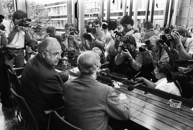 Deutschland, Bonn, 22.08.1989. Archiv-Nr.: 07-54-17 Pressekonferenz Bundeskanzler Kohl Foto: Bundeskanzler Helmut Kohl und Hans (Jonny) Klein, Minister für wirtschaftliche Zusammenarbeit Pressekonferenz Bundeskanzler Kohl *** Germany, Bonn, 22 08 1989 Archive No 07 54 17 Press conference Federal Chancellor Kohl Photo Federal Chancellors Helmut Kohl and Hans Jonny Klein, Minister for Economic Cooperation Press conference Federal Chancellor Kohl