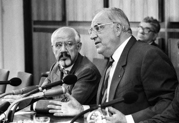Deutschland, Bonn, 22.08.1989. Archiv-Nr.: 07-51-30 Pressekonferenz Bundeskanzler Kohl Foto: Bundeskanzler Helmut Kohl und Hans (Jonny) Klein, Minister für wirtschaftliche Zusammenarbeit Pressekonferenz Bundeskanzler Kohl *** Germany, Bonn, 22 08 1989 Archive No 07 51 30 Press conference Federal Chancellor Kohl Photo Federal Chancellors Helmut Kohl and Hans Jonny Klein, Minister for Economic Cooperation Press conference Federal Chancellor Kohl
