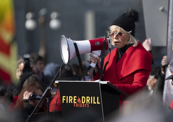 Entertainment Bilder des Tages Jane Fonda, actress and political activist, participate in a rally against climate change at the U.S. Capitol in Washington, DC on Friday, November 8, 2019. Fonda, known for her opposition to the Vietnam War, participated in the Fire Drill Friday s climate change, a rally taking place every Friday to shine light on the changing climate and to encourage political action on the issue.  WAP20191108313 KEVINxDIETSCH