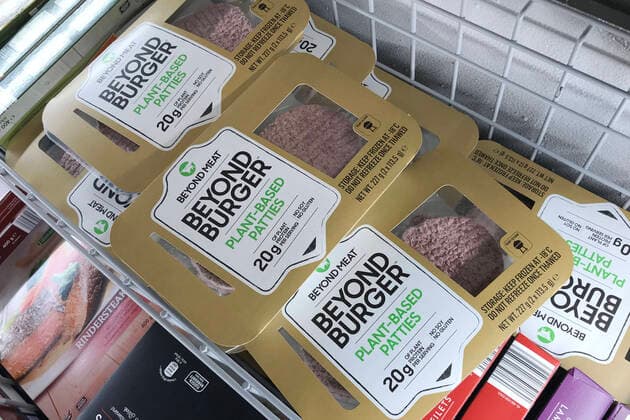 Beyond Meat Burger in einem Tiefkuehlregal in einem ALDI Discounter,Supermarkt. Vegam,veganer Burger,vegane Ernaehrung,Lebensmittel