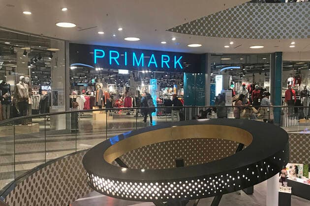 PRIMARK Filiale in Muenchen Neuperlach im PEP,Schaufenster,Textildiscounter mit Hauptsitz in Dublin in der Republik Irland. In Primark-Filialen, die in der Regel mehrere Tausend Quadratmeter Verkaufsflaeche bieten, werden Textilien zu sehr niedrigen Preisen verkauft.Laden,Geschaeft,Eingang,Gebauede, Schaufenster.