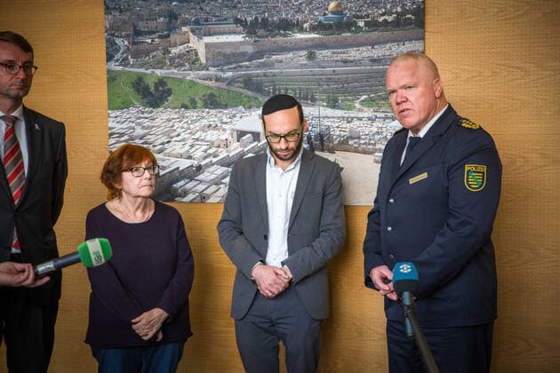 Pressekonferenz zu den antisemitischen Angriffen in Halle in der Synagoge Dresden. Nora Goldenbogen, Rabbi Akiva Weingarten, Horst Kretzschmar. *** Press conference on the anti-Semitic attacks in Halle in the synagogue Dresden Nora Goldenbogen, Rabbi Akiva Weingarten, Horst Kretzschmar