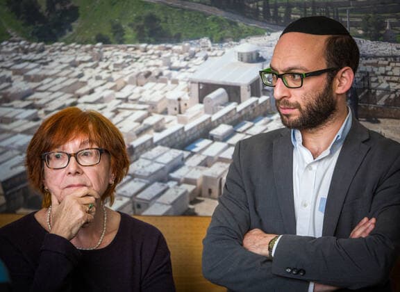 Pressekonferenz zu den antisemitischen Angriffen in Halle in der Synagoge Dresden. Nora Goldenbogen, Rabbi Akiva Weingarten. *** Press conference on the anti-Semitic attacks in Halle in the synagogue Dresden Nora Goldenbogen, Rabbi Akiva Weingarten