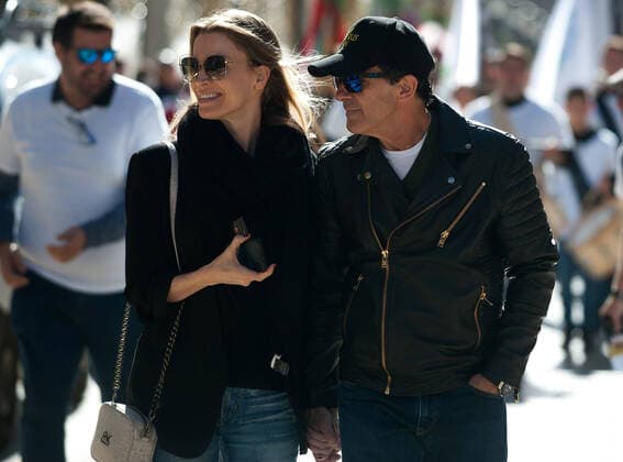 November 9, 2019, Malaga, Spain: Spanish actor and director Antonio Banderas is seen with his wife Nicole Kimpel during a promotional parade of A Chorus Line musical directed by Spanish actor and director Antonio Banderas, ahead the premiere at the Soho Caixabank theatre on 15 November 2019. . A Chorus Line is the new musical of Antonio Banderas about a group of dancers from Broadway that take part in a musical choir. Malaga Spain - ZUMAs197 20191109_zaa_s197_026 Copyright: xJesusxMeridax