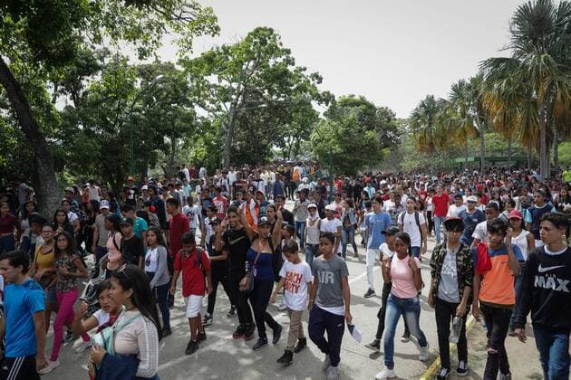 People leave after a concert at the facilities of the Generalisimo Francisco de Miranda Park, in Caracas, Venezuela, 9 November 2019. A young woman died and at least 20 people were injured this Saturday in the middle of the disorder that was generated in the park, where a free concert was planned that brought together tens of thousands of teenagers and was suspended after two songs. One deceased and dozens injured after failed free concert in Caracas !ACHTUNG: NUR REDAKTIONELLE NUTZUNG!  Copyright: xRaynerxPenax AME2263 20191109-637089305313760831