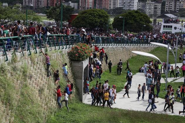 News Bilder des Tages People leave after a concert at the facilities of the Generalisimo Francisco de Miranda Park, in Caracas, Venezuela, 9 November 2019. A young woman died and at least 20 people were injured this Saturday in the middle of the disorder that was generated in the park, where a free concert was planned that brought together tens of thousands of teenagers and was suspended after two songs. One deceased and dozens injured after failed free concert in Caracas !ACHTUNG: NUR REDAKTIONELLE NUTZUNG!  Copyright: xRaynerxPenax AME2266 20191109-637089305322510777