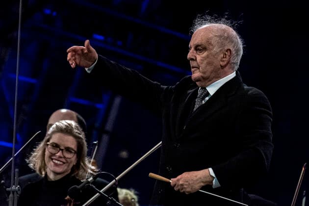 Die Staatskapelle Berlin unter der Leitung von Daniel Barenboim anlässlich des Jubiläums 30 Jahre friedliche Revolution am Brandenburger-Tor in Berlin. The State Chapel Berlin under the direction of Daniel Barenboim on the occasion of the anniversary 30 years of peaceful revolution at the Brandenburg Gate in Berlin. snapshot-photography M.Czapski