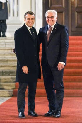 Emmanuel Macron, Präsident von Frankreich und Frank-Walter Steinmeier, Bundespräsident, vor dem anschließenden Abendessen im Schloss Bellevue am 10.11.2019 in Berlin Bundespräsident Steinmeier trifft Emmanuel Macron in Berlin *** Emmanuel Macron, President of France and Frank Walter Steinmeier, Federal President, before the subsequent dinner at Bellevue Castle on 10 11 2019 in Berlin Federal President Steinmeier meets Emmanuel Macron in Berlin