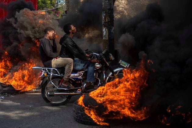 Bilder des Jahres 2019, News 11 November News Themen der Woche KW45 News Bilder des Tages A motorcycle rides among tires burning as part of a march to demand the resignation of President Jovenel Moise, in Port-au-Prince, Haiti, 10 November 2019. Haiti has gone through a new popular uprising sparked by a fuel shortage in the context of a country plagued by corruption, inequality, insecurity and hunger. Protest against Haiti President Jovenel Moise !ACHTUNG: NUR REDAKTIONELLE NUTZUNG!  Copyright: xJeanxMarcxHervexAbelardx AME2847 20191110-637090265543265501