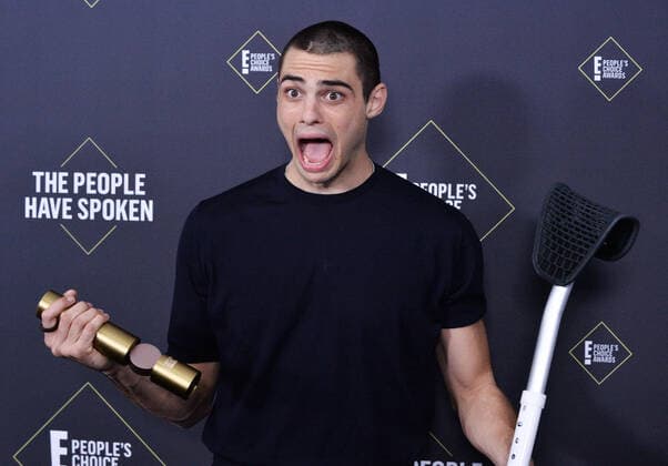 Bilder des Jahres 2019, Entertainment 11 November Entertainment Themen der Woche KW45 Entertainment Bilder des Tages Noah Centineo appears backstage with his award for Comedy Movie Star of 2019 during the 45th annual E! People s Choice Awards at the Barker Hangar in Santa Monica, California on Sunday, November 10, 2019.  LAP20191110404 JIMxRUYMEN