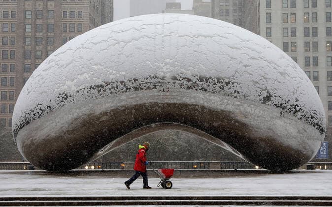 Bilder des Jahres 2019, News 11 November News Themen der Woche KW46 News Bilder des Tages November 11, 2019, Chicago, IL, USA: A maintenance worker spreads salt in the area around Cloud Gate during a morning rush hour snow storm as a winter weather advisory is issued for the Chicago area. Chicago USA - ZUMAm67_ 20191111_zaf_m67_008 Copyright: xAntonioxPerezx