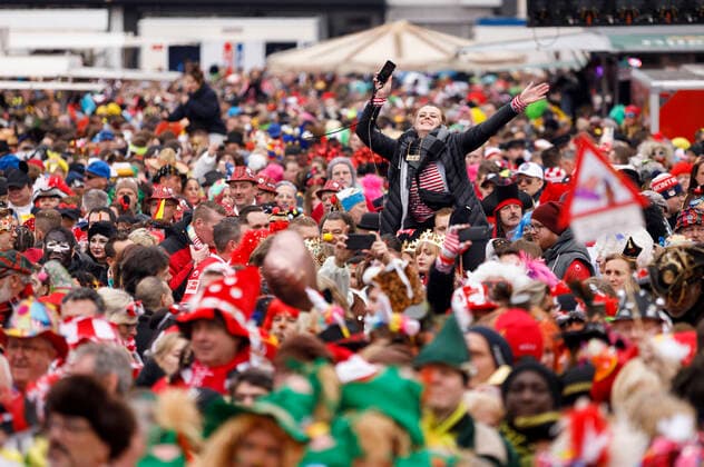 Jecken beim Auftakt des Kölner Karnevals auf dem Heumarkt. Köln, 11.11.2019 *** Jecken at the opening of the Cologne Carnival on the Heumarkt Cologne, 11 11 2019 Foto:xC.xHardtx xFuturexImage