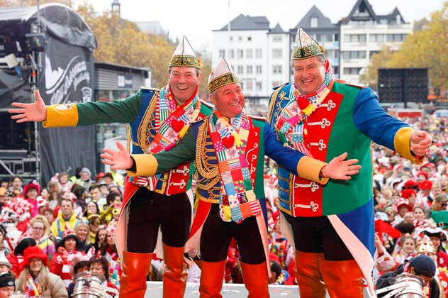 Entertainment Themen der Woche KW46 Entertainment Bilder des Tages Das Dreigestirn Ralf Schumacher Jungfrau Griet, Christian Krath Prinz Christian II und Frank Breuer Bauer Frank beim Auftakt des Kölner Karnevals auf dem Heumarkt. Köln, 11.11.2019 *** The triumvirate Ralf Schumacher Jungfrau Griet, Christian Krath Prince Christian II and Frank Breuer Farmer Frank at the opening of the Cologne Carnival at the Heumarkt Cologne, 11 11 2019 Foto:xC.xHardtx xFuturexImage