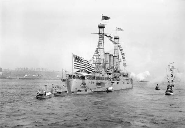 Battleship Connecticut Saluting the Presidential Yacht Mayflower during Naval Review for U.S. President William Howard Taft, New York Harbor, New York City, New York, USA, Photograph by Bain News Service, October 14, 1912  Copyright: xCircaxImagesx ghi-circa07362