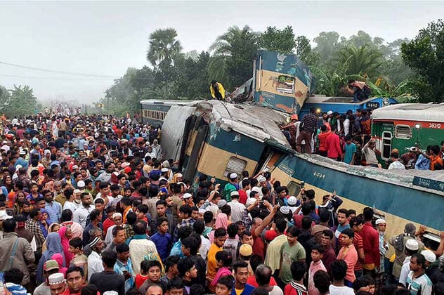 Bilder des Jahres 2019, News 11 November News Themen der Woche KW46 (191112) -- DHAKA, Nov. 12, 2019 (Xinhua) -- People gather at the accident site in Bangladesh s Brahmanbaria district, Nov. 12, 2019. Authorities said negligence caused a head-on collision between two trains that killed 16 people early Tuesday in Bangladesh. The deadly accident snapped Bangladeshi capital Dhaka s rail links with southeastern seaport city Chattogram and northeastern Sylhet town. The trains, packed with people many of whom were sleeping, collided while crossing Mondobagh station in Brahmanbaria district, 109 km northeast of capital Dhaka. (Str Xinhua) (SPOT NEWS)BANGLADESH-BRAHMANBARIA-TRAIN-CRASH 