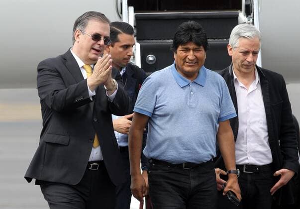 Mexiko, Evo Morales bei seiner Ankunft im Exil in Mexiko-Stadt The Mexican Foreign Minister, Marcelo Ebrard (L), recives the former President from Bolivia Evo Morales (R) in the International Airport of Mexico City, Mexico,12 November 2019. Evo Morales, who resigns the last Sunday to the Presidency of Bolivia, arrives to Mexico with asylum in a plane of the Mexican Air Force that left Bolivia last night and stopped in Paraguay before embarking on a complicated route through the region. Evo Morales arrives in Mexico after receiving political asylum !ACHTUNG: NUR REDAKTIONELLE NUTZUNG!  Copyright: xMarioxGuzmánx AME3639 20191112-637091822556833235