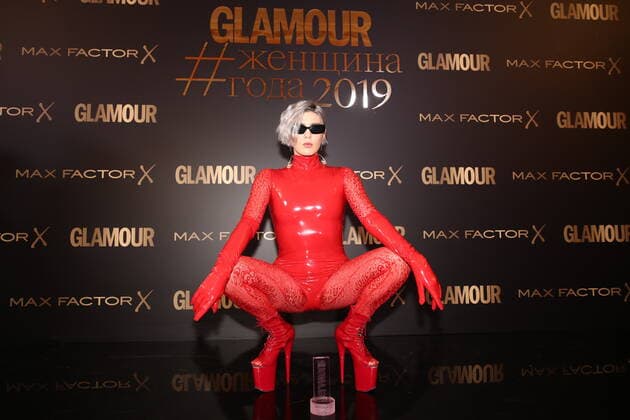 Bilder des Jahres 2019, Entertainment 11 November Entertainment Themen der Woche KW46 Entertainment Bilder des Tages MOSCOW, RUSSIA â€“ NOVEMBER 12, 2019: Singer Maruv (Anna Korsun) presented with the Singer of the Year trophy poses after a ceremony to present the 2019 Glamour Women of the Year awards, at the Helikon Opera Theatre. Sergei Bobylev TASS  TS0C2CA9