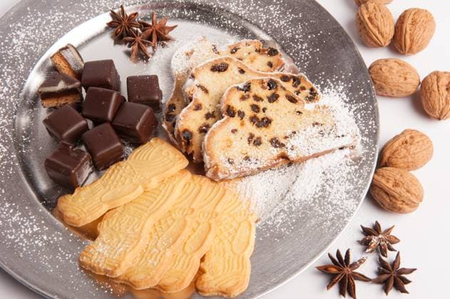 Teller mit Weihnachtsgebäck und Nüssen Kiel Studio SH Germany *** Plate with Christmas biscuits and nuts Kiel Studio SH Germany