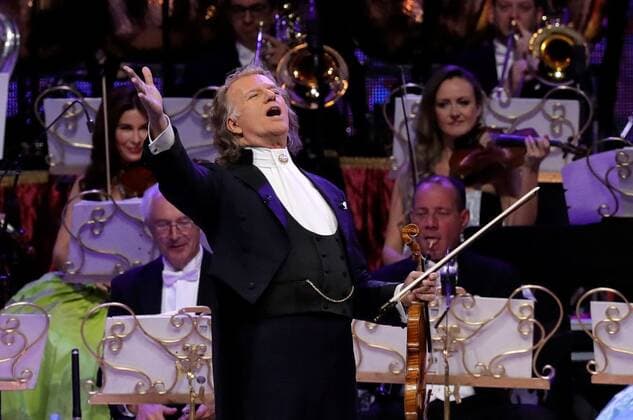 Bilder des Jahres 2019, Entertainment 11 November Entertainment Themen der Woche KW46 Entertainment Bilder des Tages Dutch violinist Andre Rieu (C) performs with Johann Strauss Orchestra during a concert held at WiZink Center in Madrid, Spain, 13 November 2019. Dutch violinist Andre Rieu and Johann Strauss Orchestra in Madrid !ACHTUNG: NUR REDAKTIONELLE NUTZUNG!  Copyright: xJUANJOxM.x GRAF8457 20191113-637092753781321757