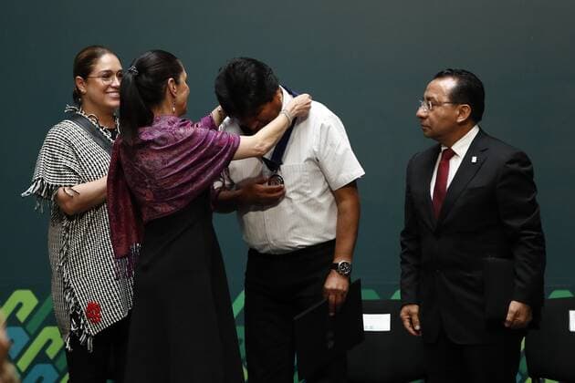 The Former President of Bolivia Evo Morales (C) receive from the head of the Government of Mexico City, Claudia Sheinbaum (2L), the Distinguished Guest during a ceremony, in Mexico City, Mexico, 13 November 2019. The ceremony, which took place practically 24 hours after the arrival in the Mexican capital, was led by the head of government of Mexico City Claudia Sheinbaum. Evo receives distinction from Mexico City and asks for dialogue to pacify Bolivia !ACHTUNG: NUR REDAKTIONELLE NUTZUNG!  Copyright: xJosexMendezx MEX8670 20191113-637092799892467912