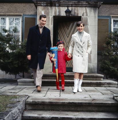 Karin Hübner, deutsche Schauspielerin, bei der Einschulung ihrer Tochter, Deutschland ca. 1968. German actress Karin Huebner with her daughter on her frst day of school, , Germany ca. 1968. Nur redaktionelle Nutzung. Editorial usage only. Copyright: ArthurxGrimm UnitedArchives82001077