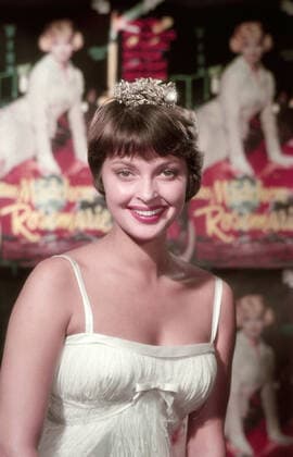 Nadja Tiller, österreichische Schauspielerin, vor dem Plakat zu ihrem Film Das Mädchen Rosemarie , Deutschland 1958. Austrian actress Nadja Tiller with a display of her movie Das Maedchen Rosemarie , Germany 1958. Nur redaktionelle Nutzung. Editorial usage only. Copyright: ArthurxGrimm UnitedArchives82001124